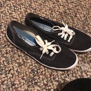 these are size 8 and a half Keds